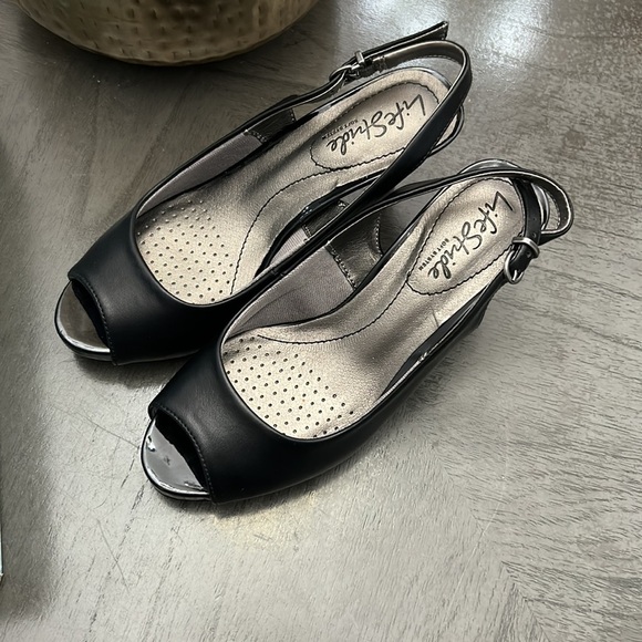 LifeStride Teller Sandal - Picture 10 of 11